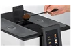 Ein WMF1100 Kaffeevollautomat von Jacobs Professional wird gerade aufgefüllt.