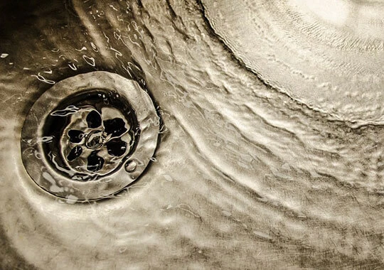 Abbildung eines Waschbeckens mit fließendem Wasser.