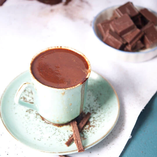 Abbildung von einer frischen Tasse heiße Schokolade.
