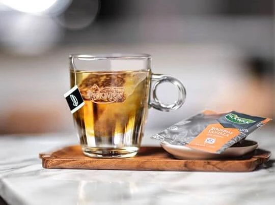 Eine Tasse heißer Pickwick Tee steht auf einem Tisch.