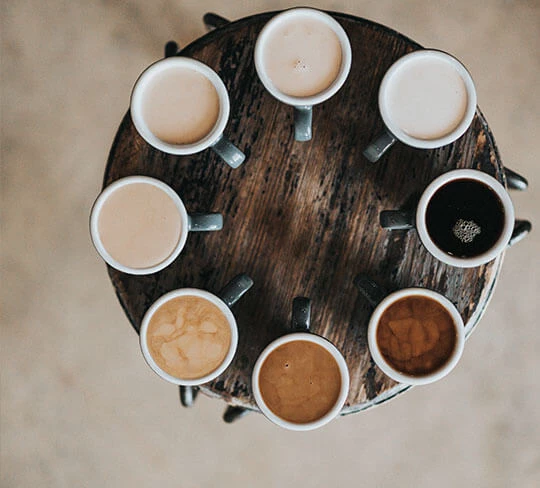 Abbildung von mehreren Kaffeetassen in einem Kreis angeordnet.