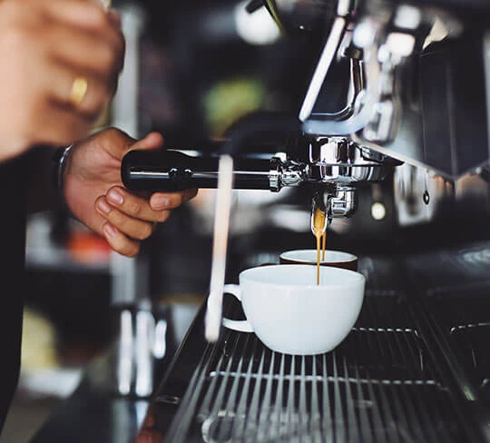 Eine Tasse Kaffee wird gerade zubereitet.