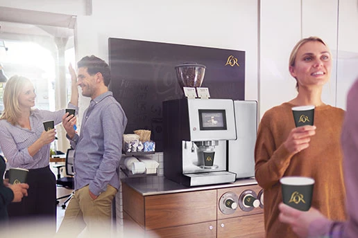 Eine L'OR Promesso Kaffeemaschine steht in einem Büro.