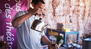 Ein Mann gießt Jacobs Professional Kaffee in eine Tasse