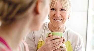 Zwei Frauen unterhalten sich und trinken Kaffee von Jacobs Professional
