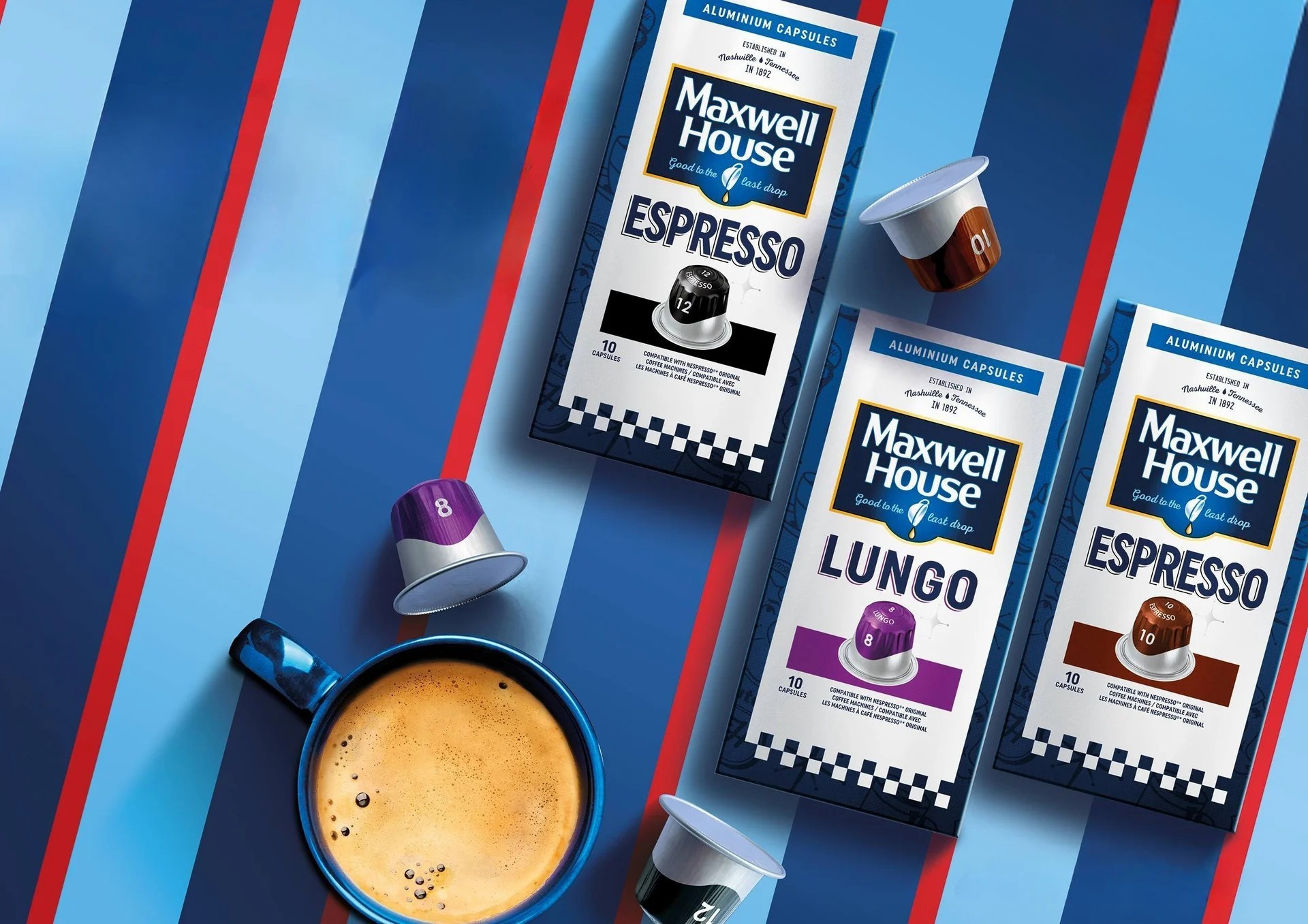 Drei Packungen Maxwell House Kaffeekapseln mit Espresso und Lungo, einzelne Kapseln und eine Tasse Kaffee vor gestreiftem Hintergrund.