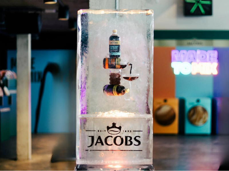 Jacobs Display mit Concentrate Flaschen und Glas