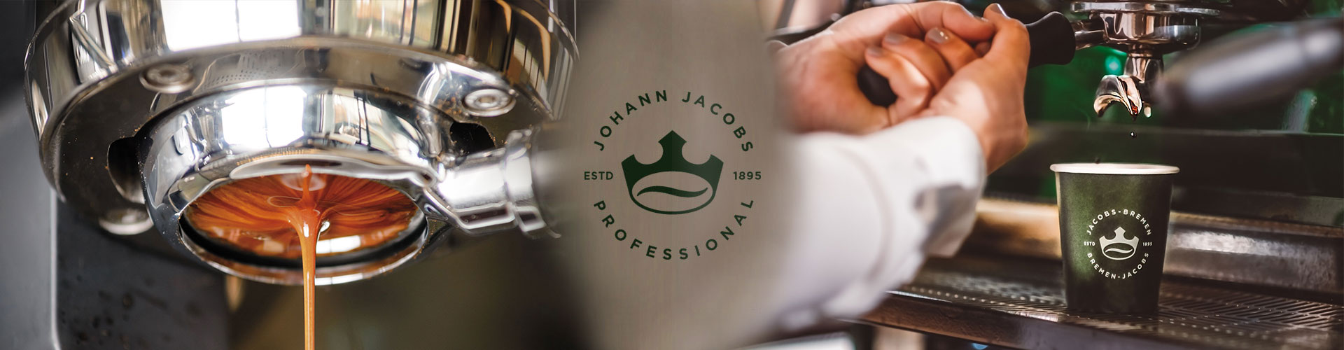 Espressomaschine mit fließendem Kaffee und Johann Jacobs Professional Logo.