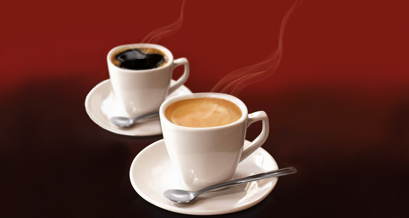 Zwei weiße Becher Kaffee auf rotem Hintergrund.