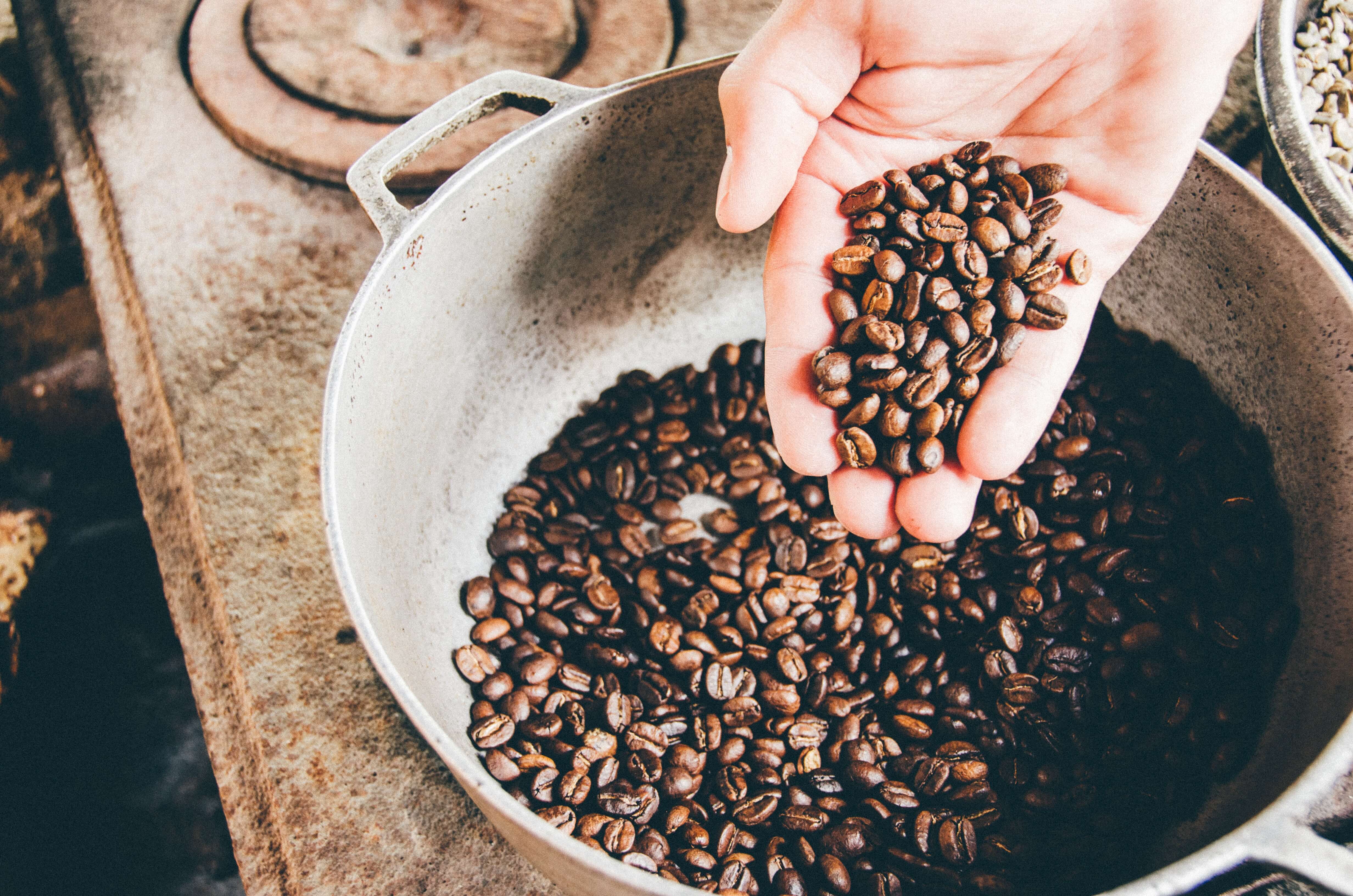 Kaffeebohnen in der Hand