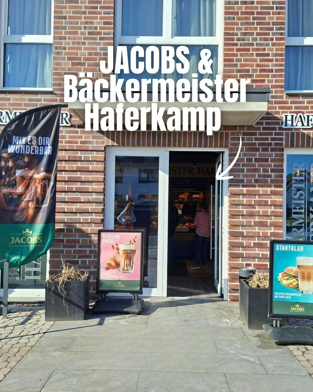 Bild vom Eingang einer Haferkamp Filiale mit Jacobs Aufstellern