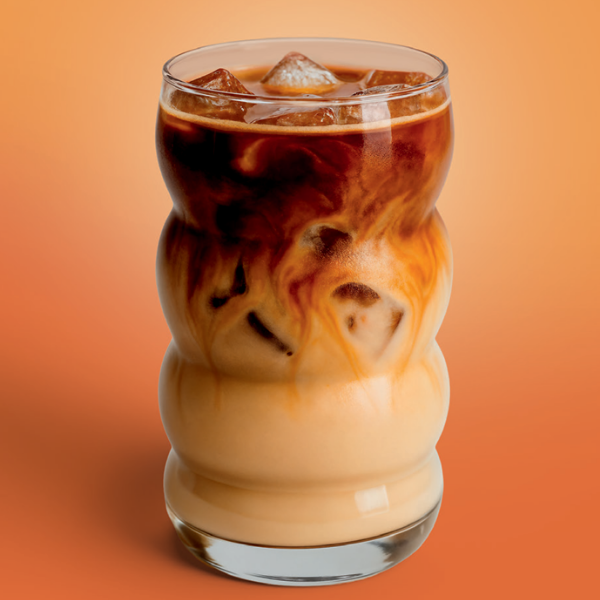Iced Caffe Latte im Glas mit Eiswürfeln