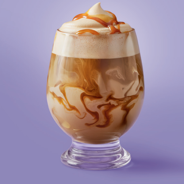 Caramel Cappuccino im Glas mit Eiswürfeln