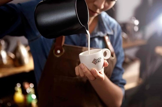 Ein Barista bereitete eine Tasse Kaffee von Piazza D'Oro zu.