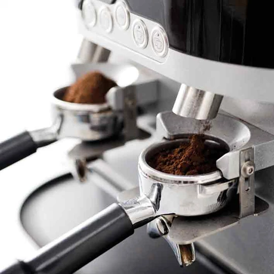 Eine Siebträger Kaffeemaschine für die Gastronomie