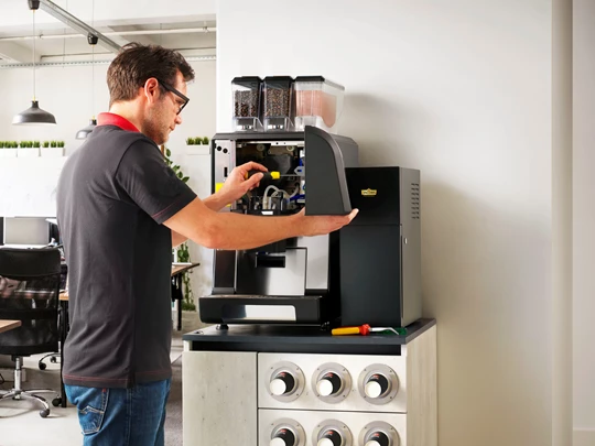 Ein Techniker bedient eine Jacobs Professional Kaffeemaschine