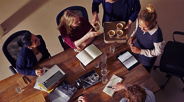 Bild von Menschen die im Büro Kaffee von Jacobs Professional trinken