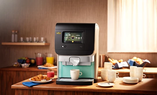 Eine Jacobs Professional Cafitesse Kaffeemaschine steht in einem Hotel.