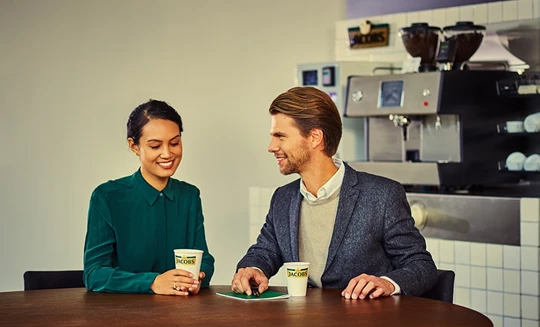 Abbildung einer jungen Frau und eines jungen Mannes, die sich gerade im Gespräch befinden.