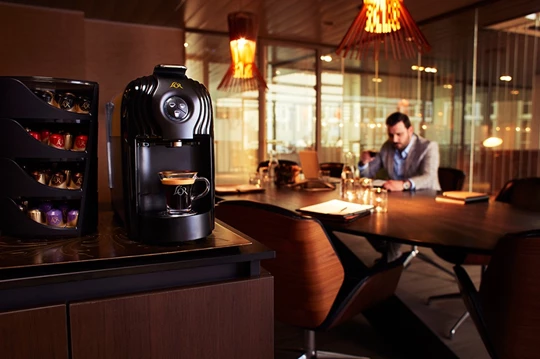 Abbildung einer Jacobs Professional Lucente Pro Kapsel-Kaffeemaschine im Hotel.