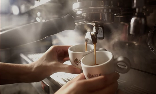 Eine Tasse Piazza D'Oro Kaffee wird gerade hergestellt.