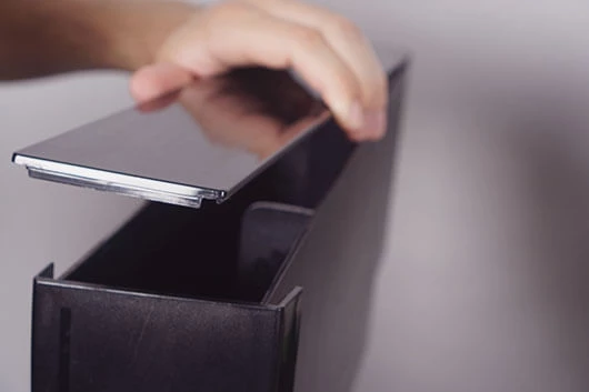 Der Deckel des Wassertanks der Cafitesse Excellence Compact Touch wird entfernt.