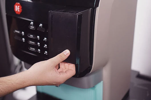 Der Wassertank der Cafitesse Excellence Compact Touch wird entfernt.