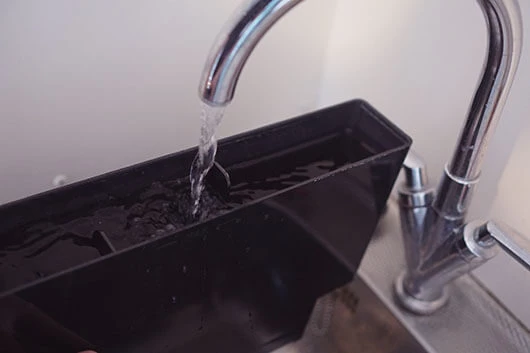 Der Wassertank der Cafitesse Excellence Compact Touch wird aufgefüllt.