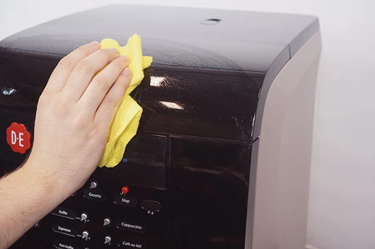 Die Cafitesse Excellence Compact Touch wird von außen gereinigt.