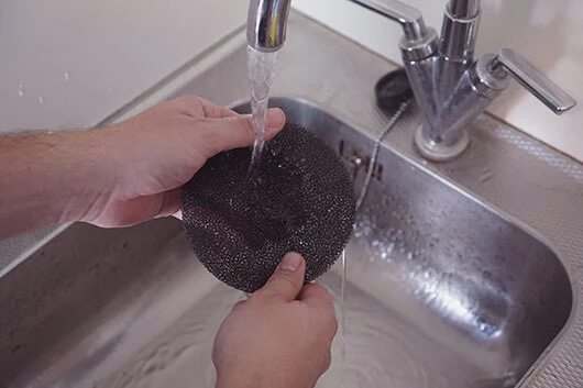 Der Filter der Cafitesse Excellence Compact Touch wird gereinigt.