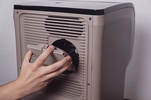 Das Gitter der Cafitesse Excellence Compact Touch wird platziert.