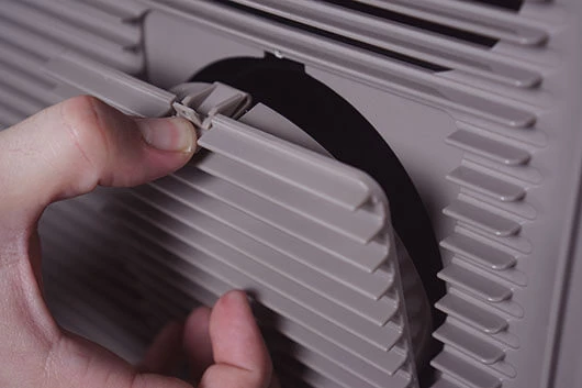 Das Lüftungsgitter der Cafitesse Excellence Compact Touch wird entfernt.