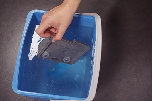 Die Mischwanne der Cafitesse Excellence Compact Touch wird gereinigt.