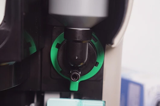 Die Mixereinheit der Cafitesse Excellence Compact Touch wird gesichert.