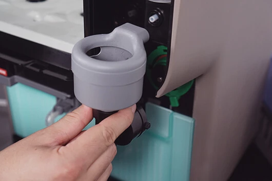 Die Mixerteile der Cafitesse Excellence Compact Touch werden entfernt.