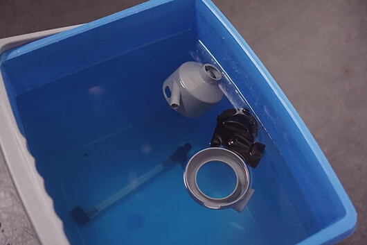 Die Mixerteile der Cafitesse Excellence Compact Touch werden gereinigt.