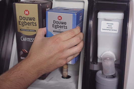 Produkte werden in die Cafitesse Excellence Compact Touch eingesetzt.