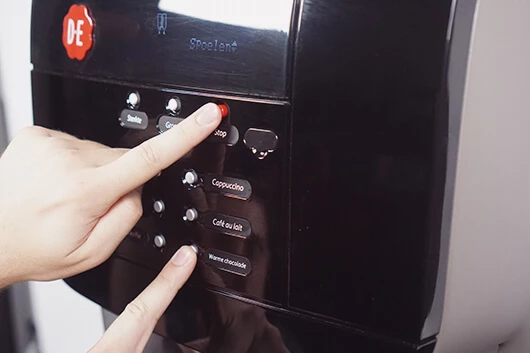 Spülen der Jacobs Professional Cafitesse Excellence Compact Touch.