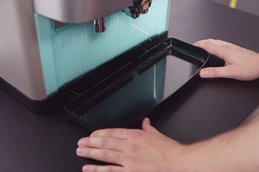 Tropfschale der Cafitesse Excellence Compact Touch einsetzen.
