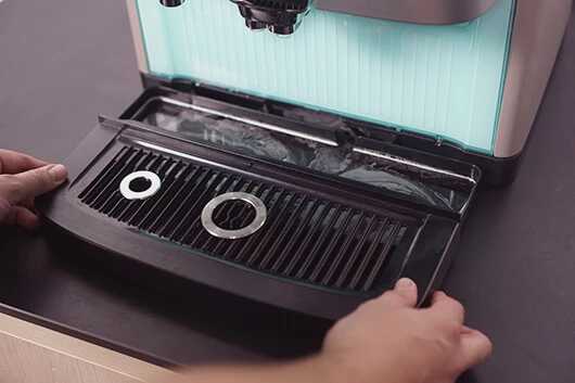 Entfernen der Tropfschale bei der Cafitesse Excellence Compact Touch.