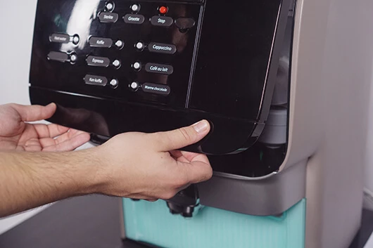 Die Vordertür der Cafitesse Excellence Compact Touch wird geöffnet.