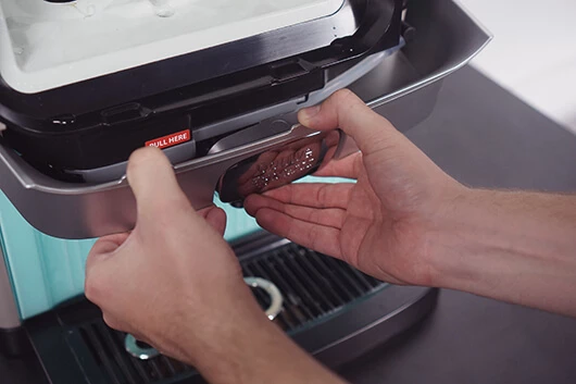 Die Verkleidung der Cafitesse Excellence Compact Touch wird entfernt.