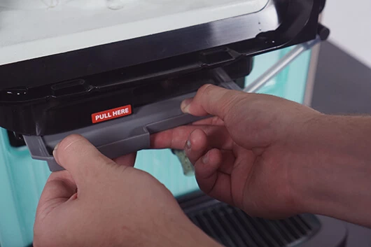 Die Verkleidung der Cafitesse Excellence Compact Touch wird entfernt.