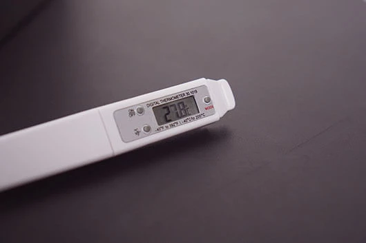 Die Temperatur der Cafitesse Excellence Compact Touch wird mithilfe eines Thermometers gemessen.