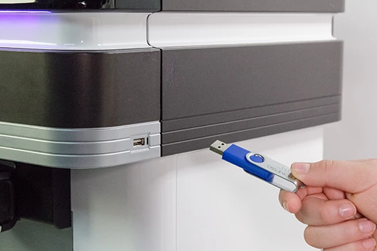 Der USB wird aus der Promesso Kaffeemaschine von Jacobs Professional entfernt.