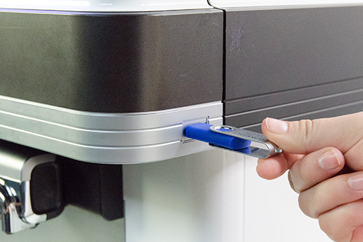 Der USB Stick wird in die Promesso Kaffeemaschine von Jacobs Professional gesteckt.