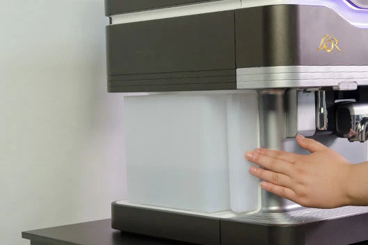 Der Wassertank der Promesso Kaffeemaschine von Jacobs Professional wird eingesetzt.