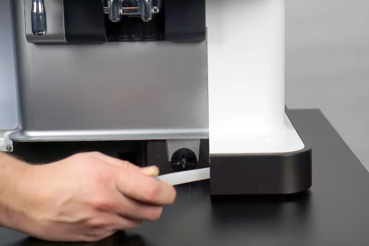 Der Ablaufschlauch der L'OR Promesso Kaffeemaschine wird entfernt