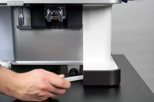 Der Ablaufschlauch der L'OR Promesso wird verlegt