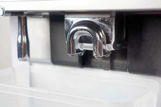 Die Auffangschale wird von der L'OR Promesso entfernt.